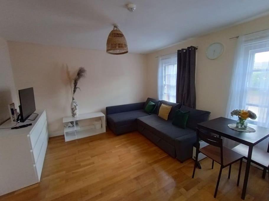 1- Bedroom Flat In London, Sleeps 4, Good Transport Link Exterior foto