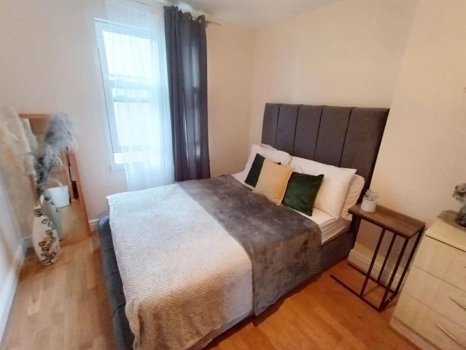 1- Bedroom Flat In London, Sleeps 4, Good Transport Link Exterior foto
